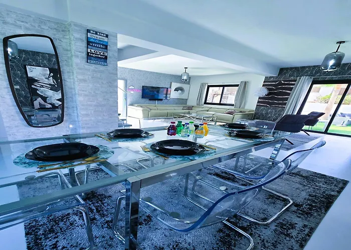 3 Bedroom Villa, Private Pool, Hot Tub *