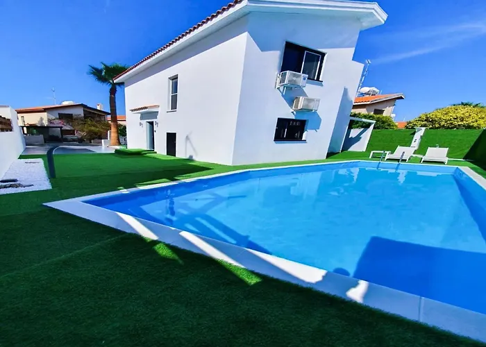 3 Bedroom Villa, Private Pool, Hot Tub Protaras