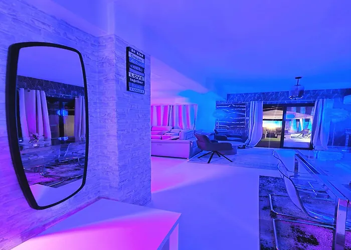 Βίλα 3 Bedroom Villa, Private Pool, Hot Tub *