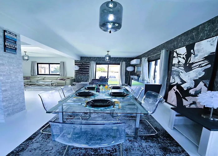 Villa 3 Bedroom Villa, Private Pool, Hot Tub *