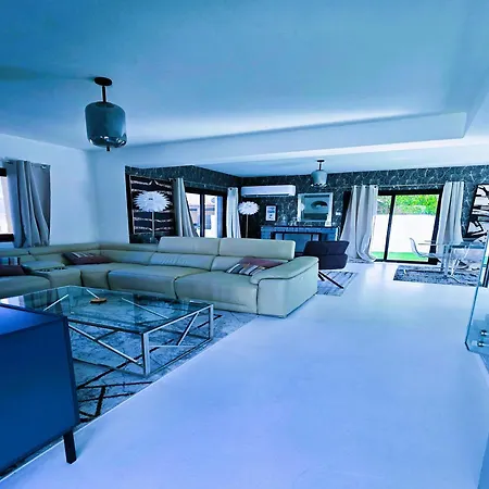 Villa 3 Bedroom Villa, Private Pool, Hot Tub *
